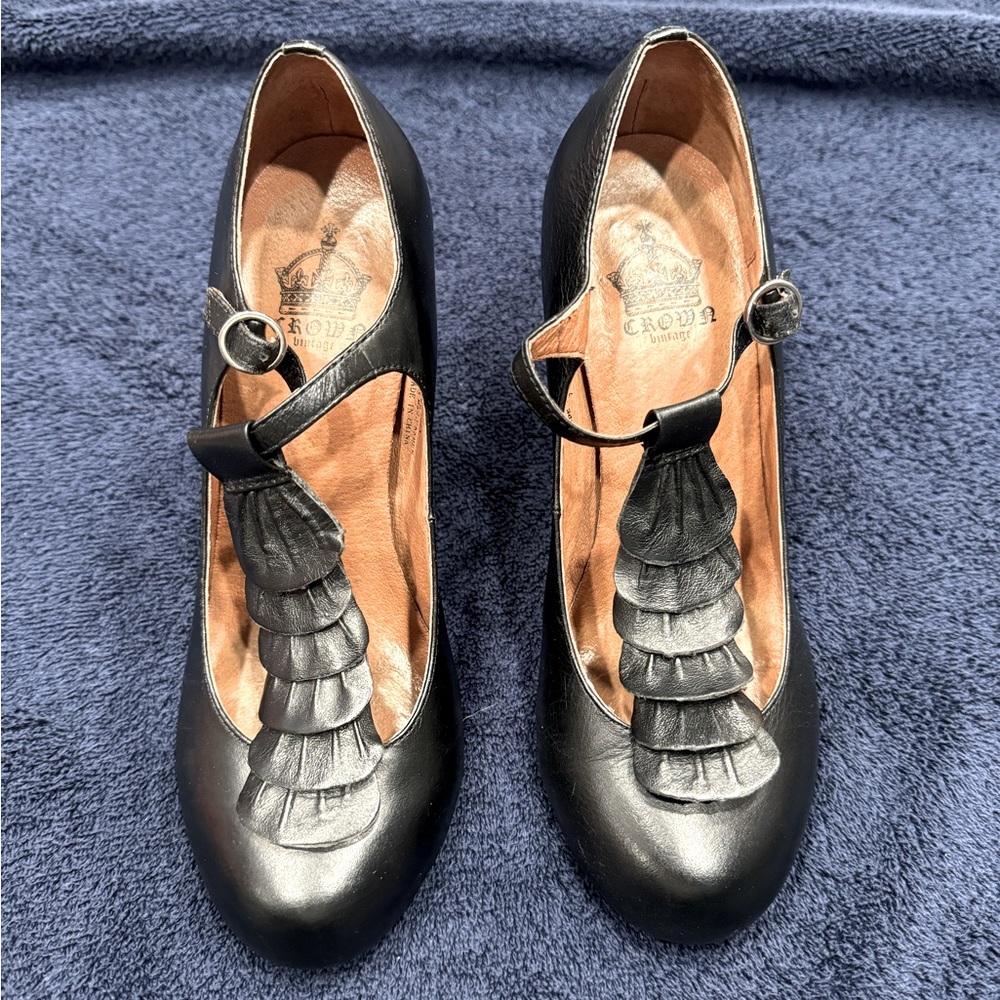Crown Vintage women’s size 7 black leather flamenco inspired pumps.